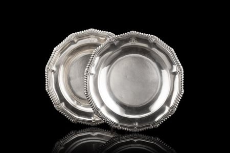 Coppia di piatti in argento a corpo liscio con bordo decorato a baccellature e