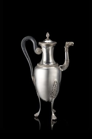 Caffettiera tripode in argento con corpo ovoidale decorato da cinture godronate