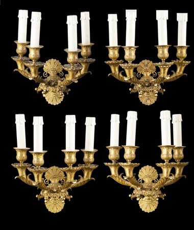 Gruppo di quattro appliques a quattro fiamme in bronzo, portacandele sorretti d