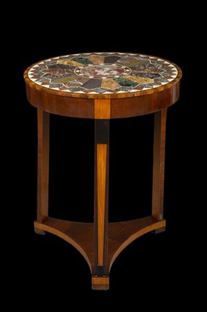 Tavolino da salotto con piano in commessi di marmo a rosone, supporto a tre mez