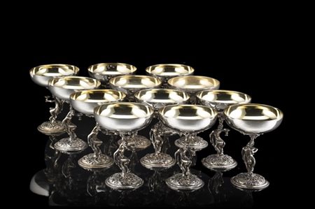Gruppo di dodici calici in argento e vermeille con fusti decorati a satiri a tu