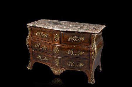 Commode di forma mossa e bombata, lastronata in bois de rose e bois de violette