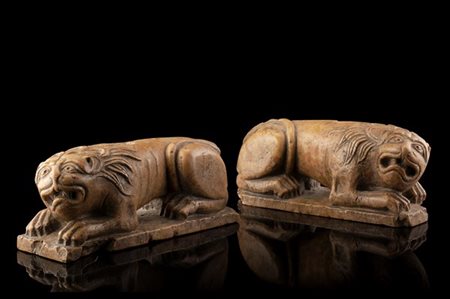Coppia di antiche sculture in marmo rosso raffiguranti leoni accovacciati (l. c