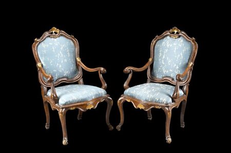 Coppia di poltrone in noce con schienale e braccioli sagomati, decorate con fre