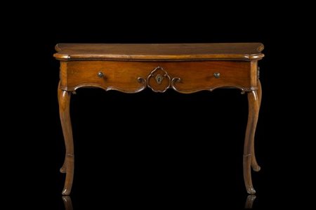 Tavolo da parete di forma mossa in noce intagliato, fascia ad un cassetto. Gamb