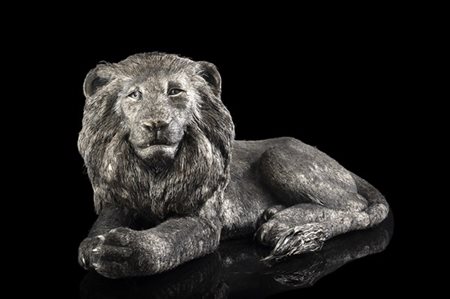 Mario Buccellati "Leone accovacciato" scultura con lavorazione a pelo in sottili