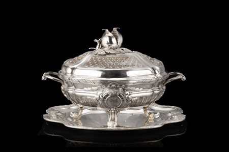 Zuppiera biansata con vassoio, presa del coperchio in forma di melagrana a tutt