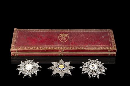 Cofanetto in legno ricoperto di marocchino rosso bordato da dorature al piccolo