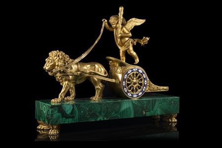 ANONIMO

Pendola da appoggio con cassa in malachite e bronzo dorato.

Basamento