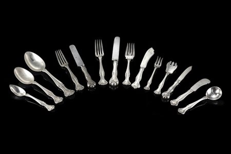 Servizio di posate in argento con prese cesellate a volute e cifrate, composto