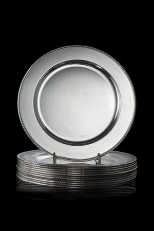 Gruppo di dodici sottopiatti in argento di forma tonda a bordo cordonato. Titol