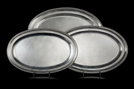 Gruppo di tre pesciere in argento con bordo cordonato. Titolo 800 (l. max cm 54