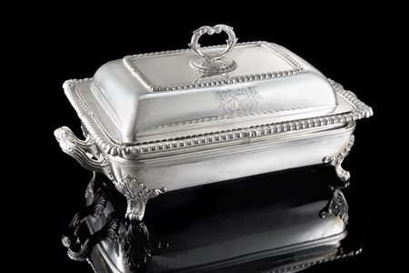 Legumiera con coperchio in argento. Corpo di forma rettangolare con superficie