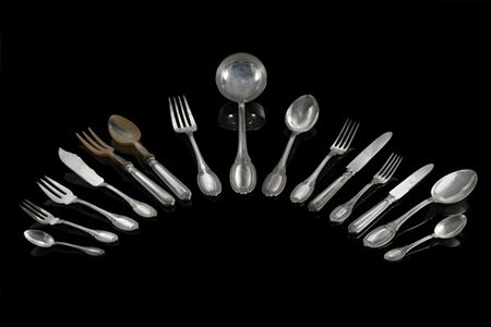 Servizio di posate in argento con manico sagomato cesellato a palmette, compost