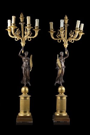 Coppia di candelabri a quattro luci in bronzo dorato e cesellato a motivi veget
