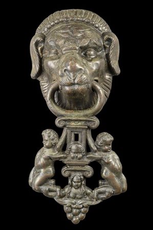Importante antico battente in bronzo a cera persa decorato da cherubini e figur