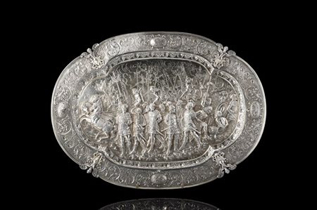 Vassoio in argento sbalzato e cesellato nel cavetto a scena allegorica con carr