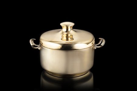 Pentola biansata in vermeille di forma circolare, anse a losanga. Titolo 925. A