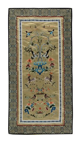 Ricamo in seta policromo su raso di seta color salvia raffigurante laghetto con