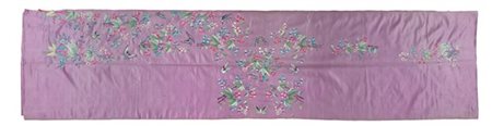Ricamo in seta policroma su fondo in raso di seta lilla raffigurante rami fiori