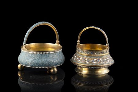 Lotto composto da due cestini in vermeille decorati a smalti in policromia. Pun