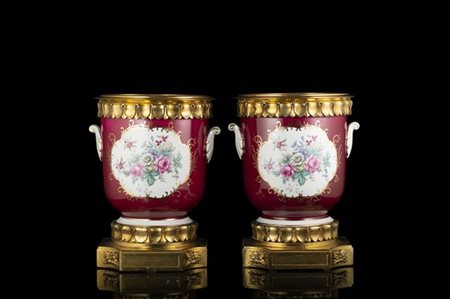 Manifattura francese, secolo XX. Coppia di vasi in porcellana "sangue di bue" c