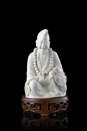 Figura di Jigong in porcellana blanc de chine, base in legno
Cina, secolo XX

P