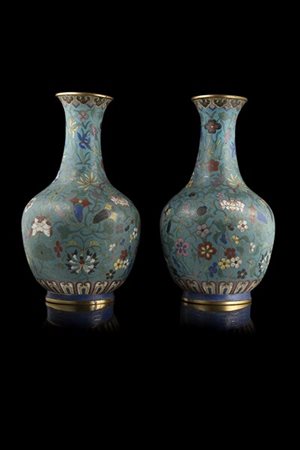 Coppia di vasi a bottiglia in smalto cloisonnè a fondo azzurro e fiori policrom
