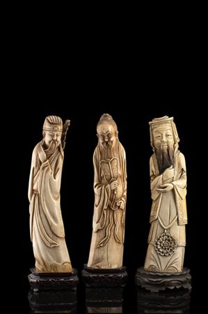 Tre figure in avorio raffiguranti saggi, basi lignee
Cina, inizio secolo XX
(h.