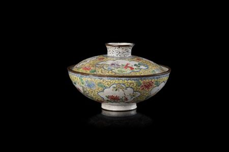 Tazza con coperchio in smalto Canton a fondo giallo, decoro a riserve floreali