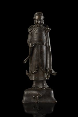 Scultura di dignitario in bronzo a patina scura
Cina, dinastia Ming, sec. XVIII