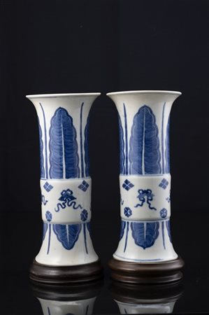 Coppia di vasi a tromba di forma Gu in porcellana bianca e blu, decorati a fogl