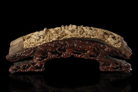 Zanna in avorio fossile scolpita a figure femminili raffiguranti suonatrici e c