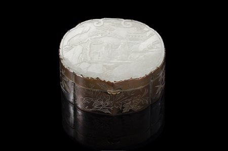 Scatola polilobata in metallo argentato incisa a motivi floreali, il coperchio