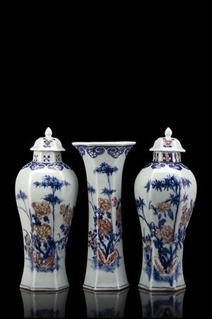 Un vaso e due potiches di forma esagonale in porcellana celadon decorata con ra