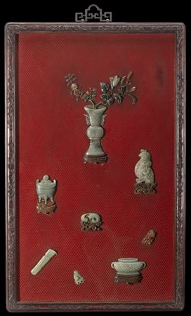 Grande pannello in lacca rossa cinabro con applicazioni in giada celadon e piet