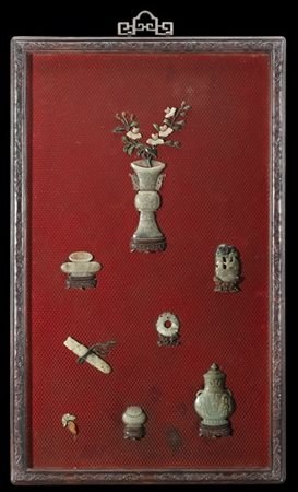 Grande pannello in lacca rossa cinabro con applicazioni in giada celadon e piet