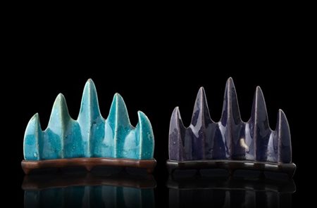 Due poggia pennelli a forma di montagna con cinque punte, uno a smalto viola, l