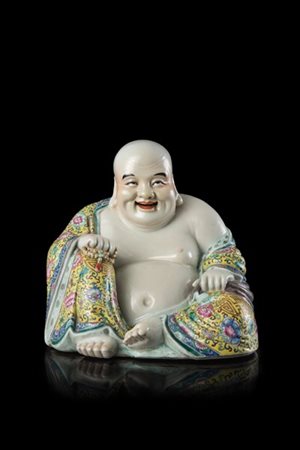 Budai sorridente in porcellana policroma in posizione seduta, reca marchio incu