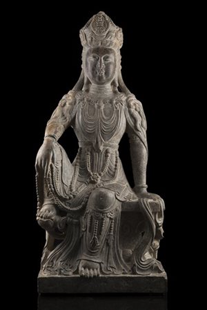 Scultura in pietra raffigurante Bodhisattva Guanyin assisa con lunghe vesti e c