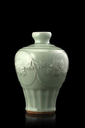 Vaso celadon con peonie a rilievo
Cina, fine secolo XIX
(h. 19 cm.)