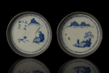 Coppia di piattini sotto teiera in porcellana bianca e blu con montatura in pel