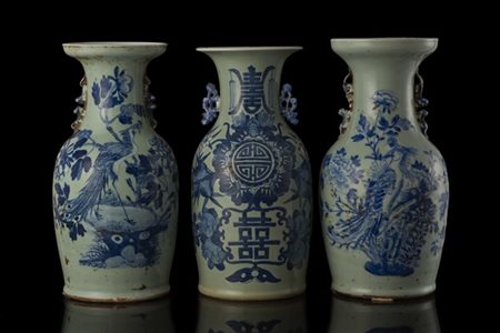 Tre vasi a balaustro in porcellana celadon a decori blu
Cina, fine dinastia Qin