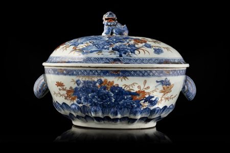 Zuppiera in porcellana policroma con decoro a peonia e presa del coperchio a ca