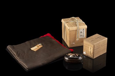 Piccola scatola ovale laccata in nero (luotian) e dipinta in oro (miaojin)