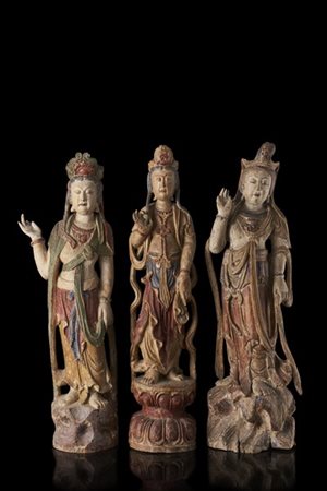 Tre sculture in legno policromo raffiguranti Bodhisattva (difetti e mancanze)
C