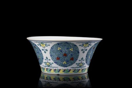 Ciotola in porcellana a smalto doucai, decorata a medaglioni con tralci e frutt