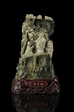 Grande scultura in pietra dura verde raffigurante Huang Shi Gong e Zhang Liang