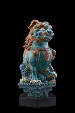 Scultura in terracotta invetriata raffigurante un cane di Pho con due cuccioli,