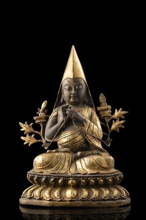 Figura di Tsongkhapa in metallo brunito e dorato (difetti)
Cina, secolo XX
(h.